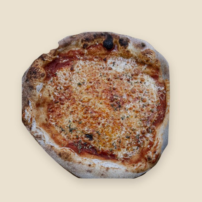 Pizza Margherita mit goldbraun gebackenem Käse, von oben freigestellt